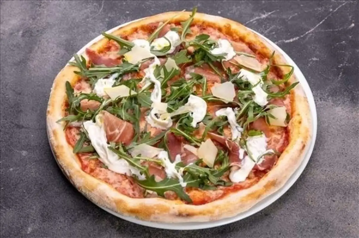 Пицца с пармой и страчателлой