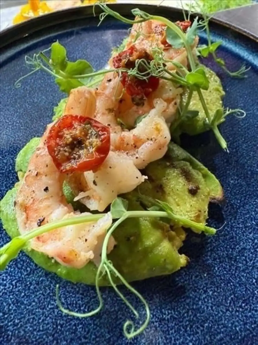 Авокадо гриль с креветкой и апельсиновым чили