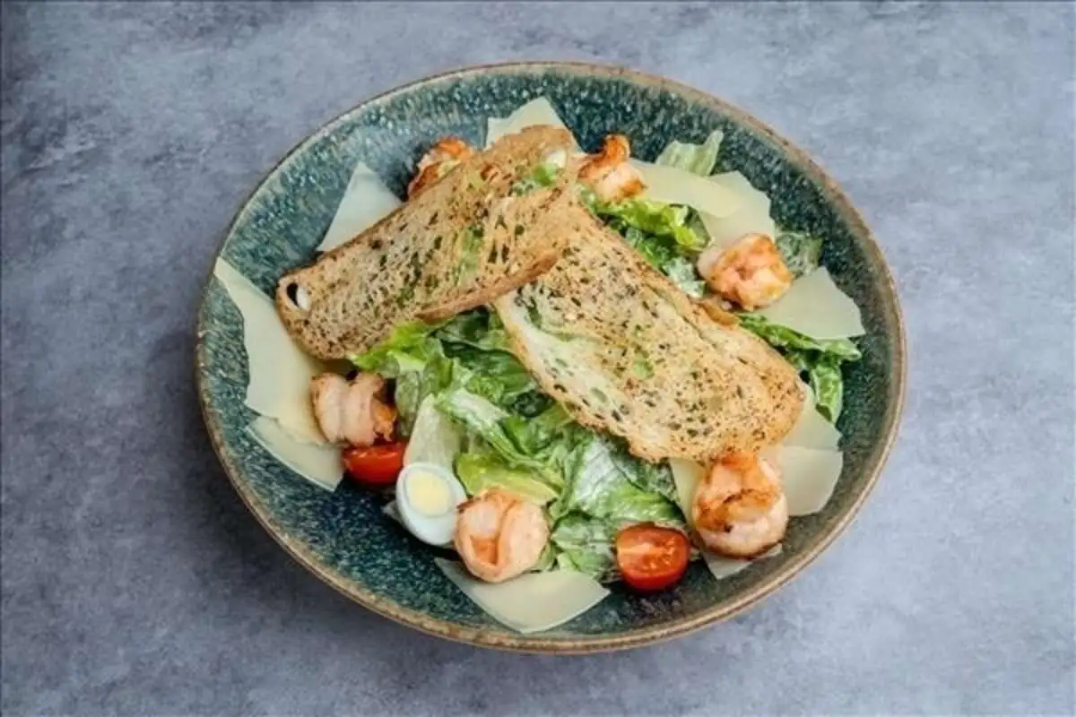 Салат Цезарь с креветками