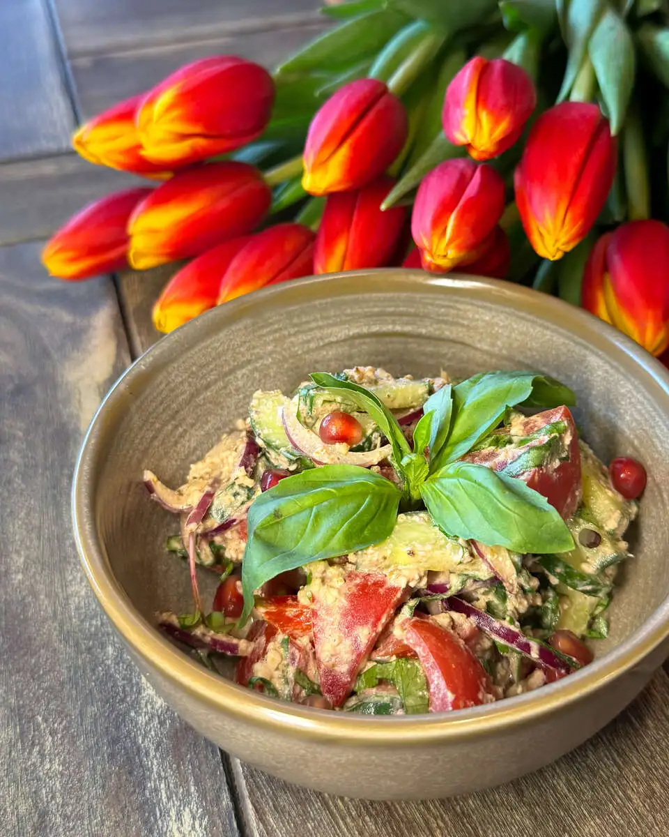 Кахетинский салат с ореховой заправкой