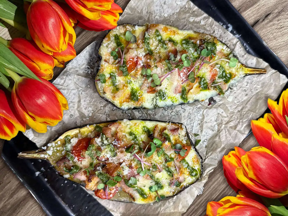 Баклажаны под сыром с соусом песто