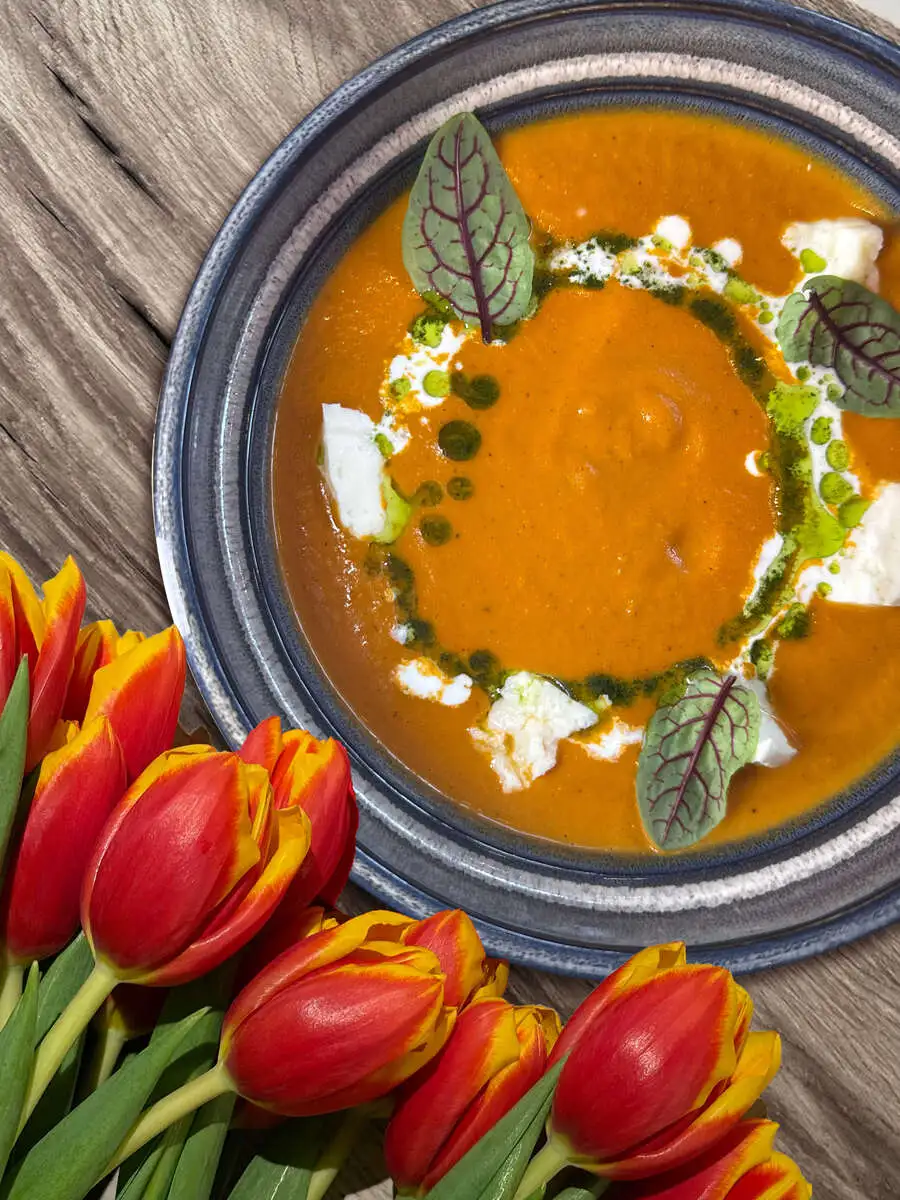 Томатный суп с брынзой