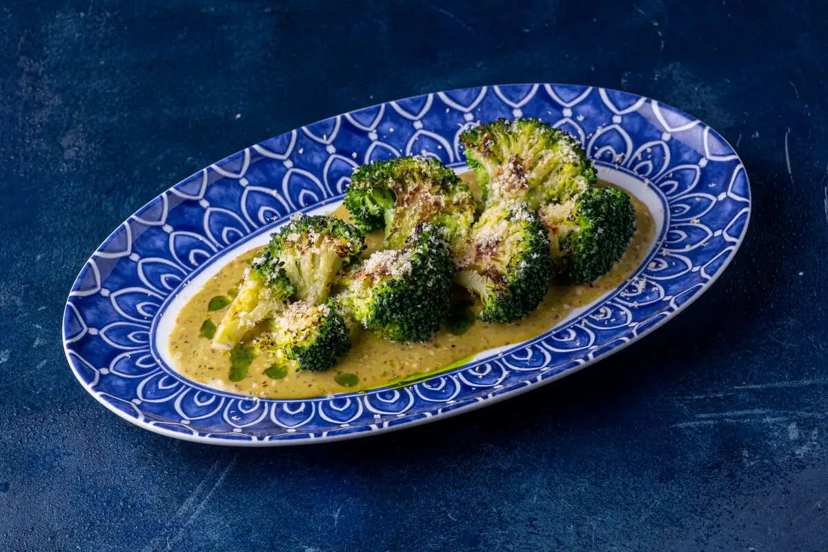 Жареные брокколи с ореховым соусом