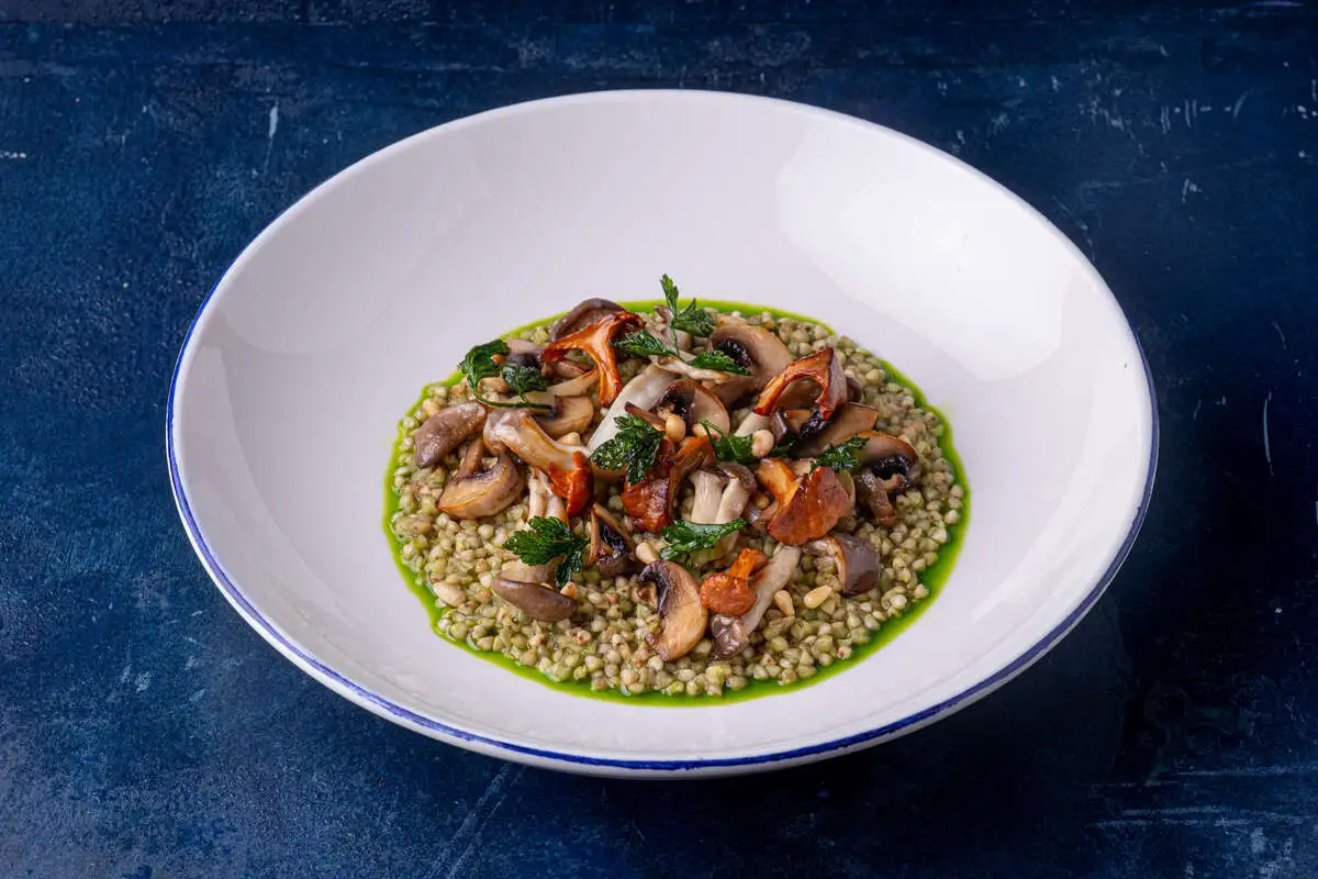 Зеленая греча с грибами