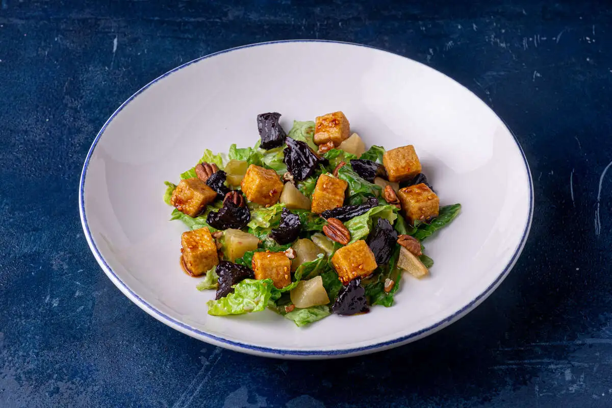 Салат с вяленой свеклой и жаренным тофу