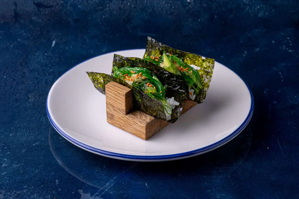 Хендроллы с авокадо и чукой