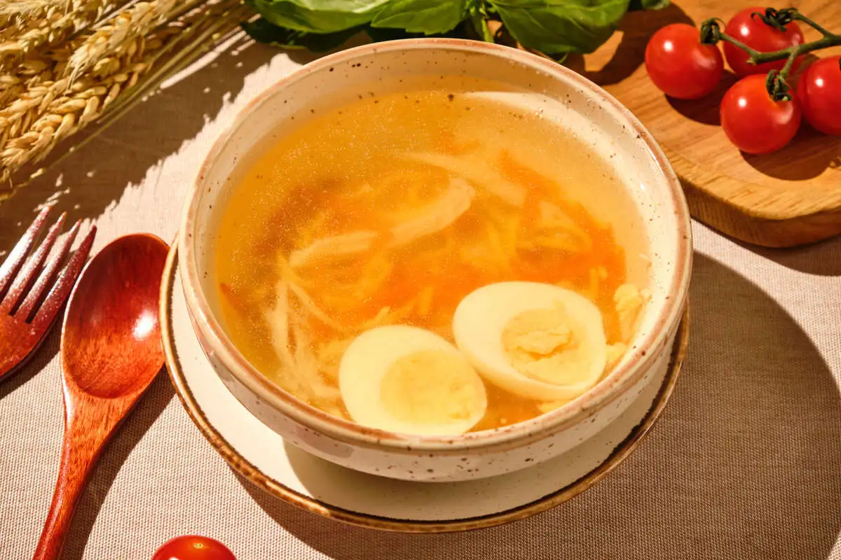 Куриный бульон с домашней лапшой