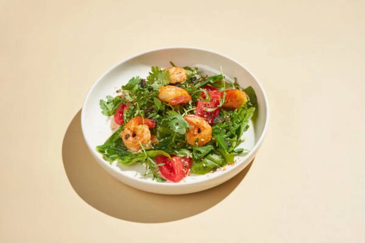 Салат с креветками и чукой