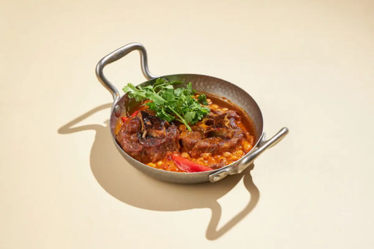 Томленая шея барашка с нутом и овощами