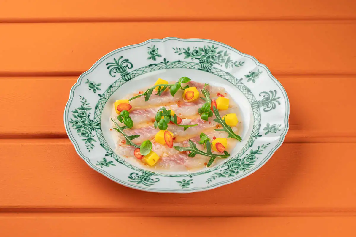 Карпаччо из дорадо, манго, соус лимончелло	