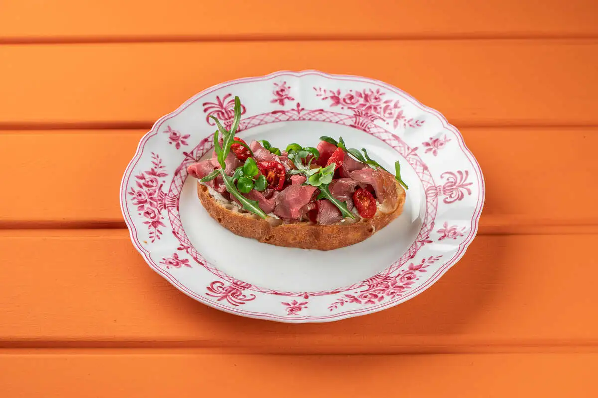Брускетта с томатной сальсой, ростбифом и креметтой	