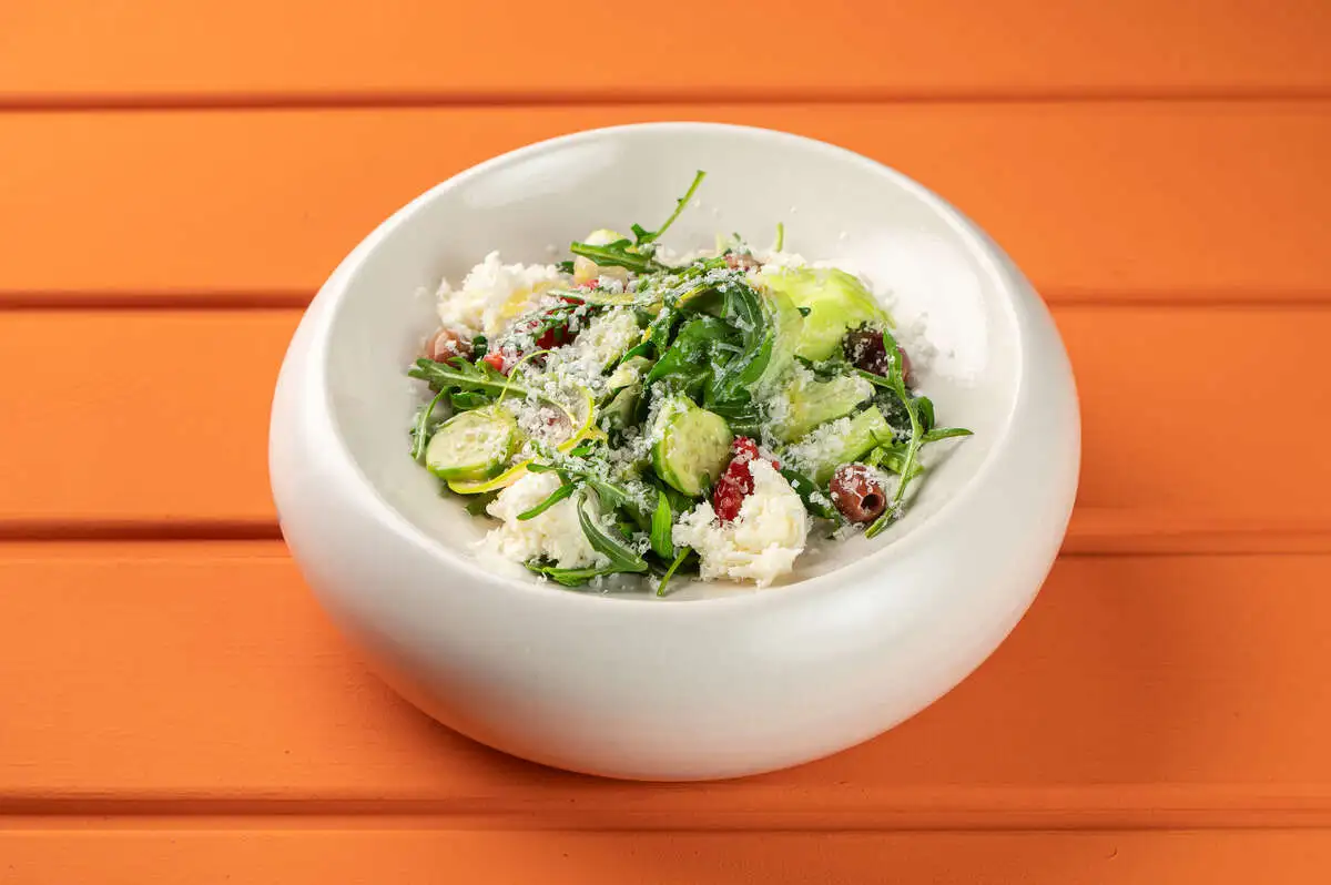 Микс салат с моцареллой 