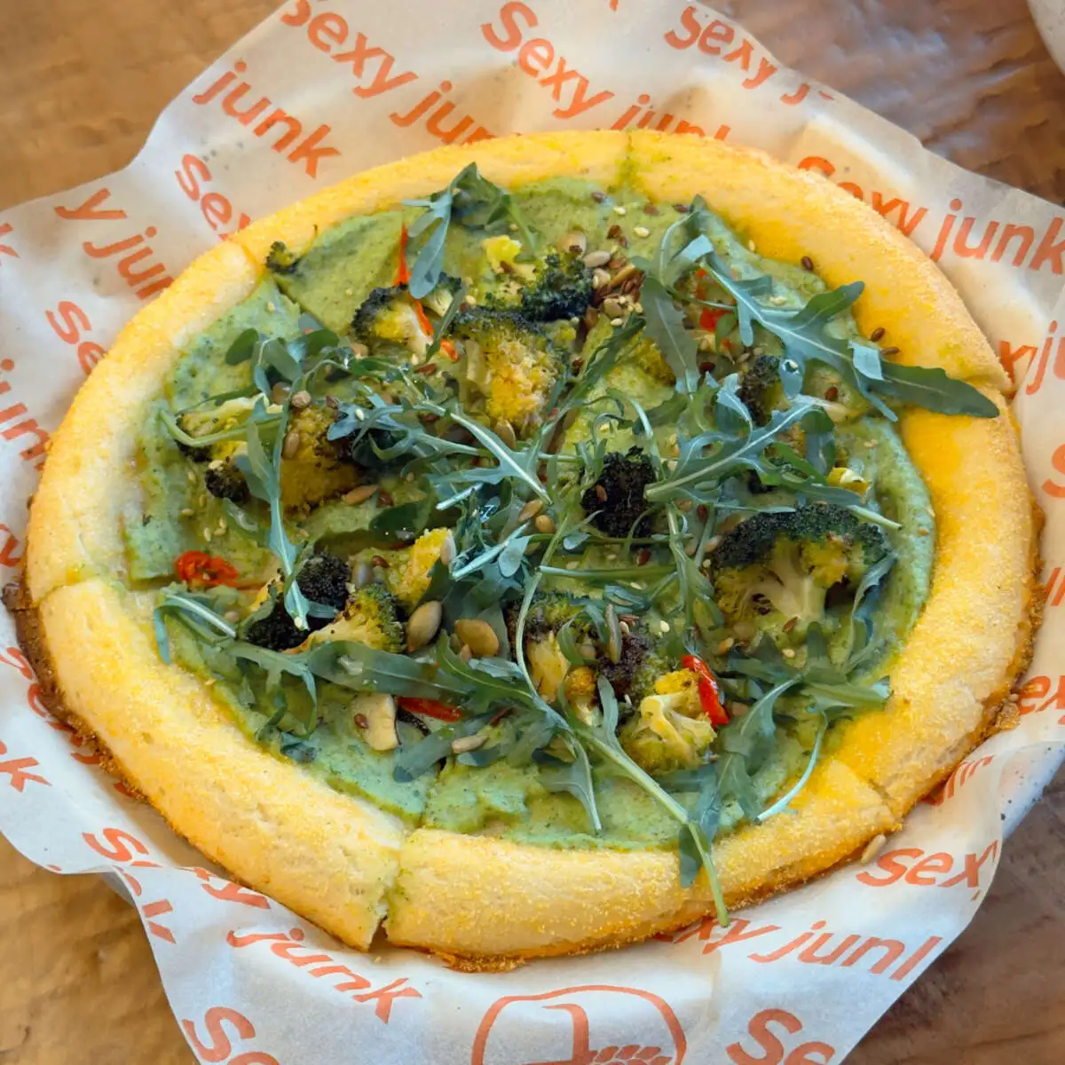 Пицца с брокколи и песто