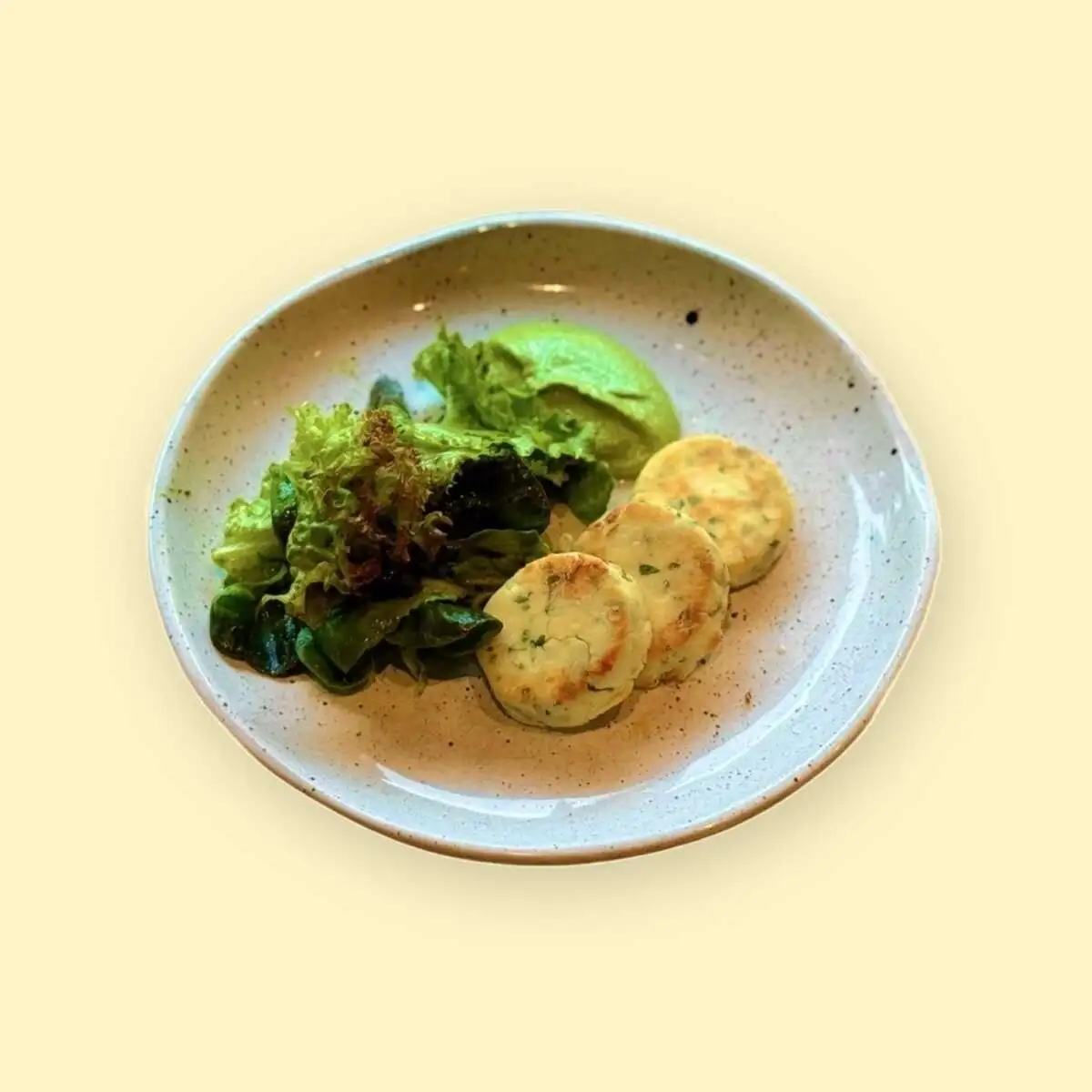 Соленые сырники из козьего сыра с кремом брокколи и салатом