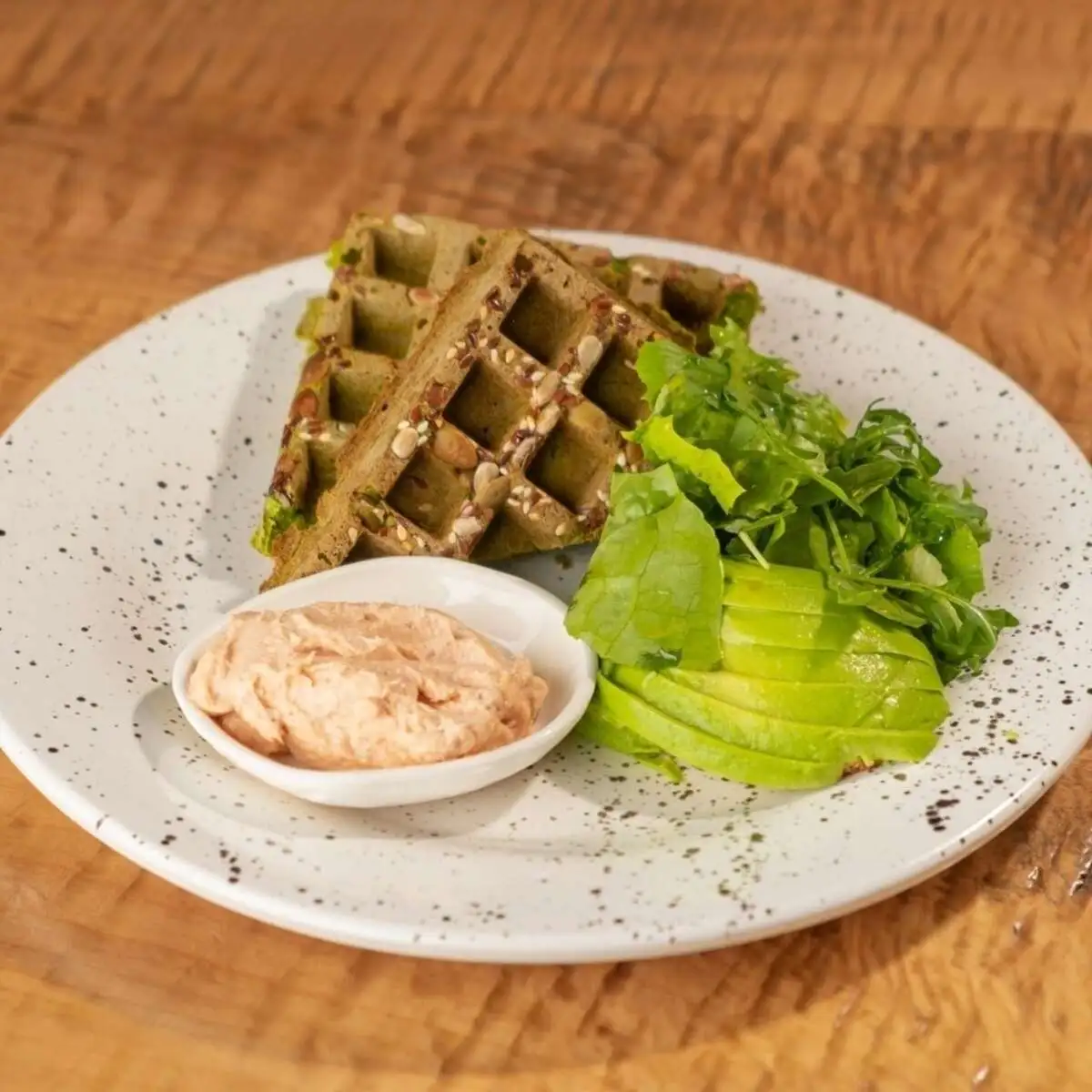 Вафли из цукини с авокадо и крем-чизом из лосося