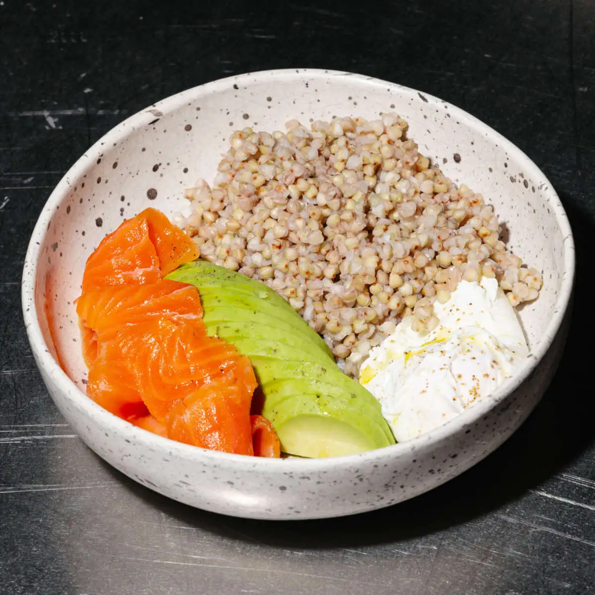 Зеленая гречка с лососем,яйцом пашот и авокадо