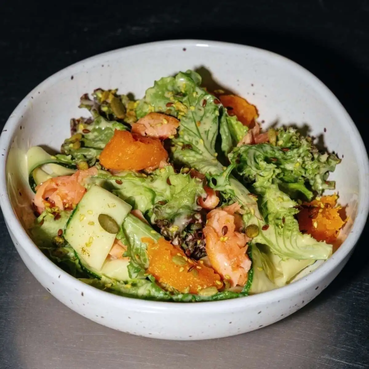 Салат с лососем горячего копчения и печеным бататом