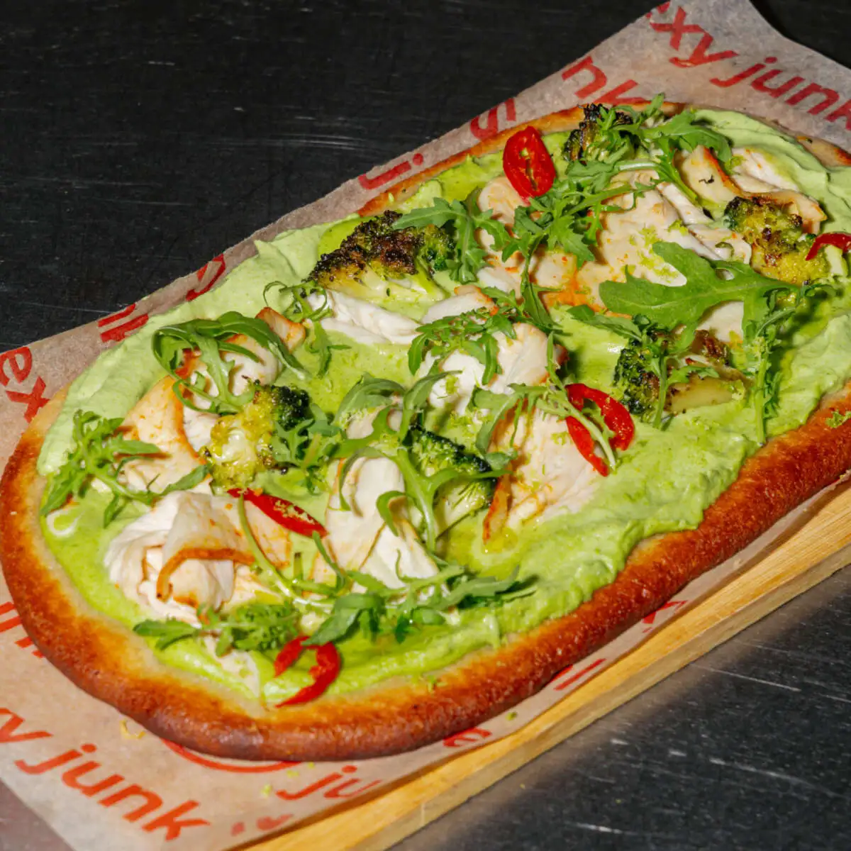 Кето-пицца с брокколи и индейкой