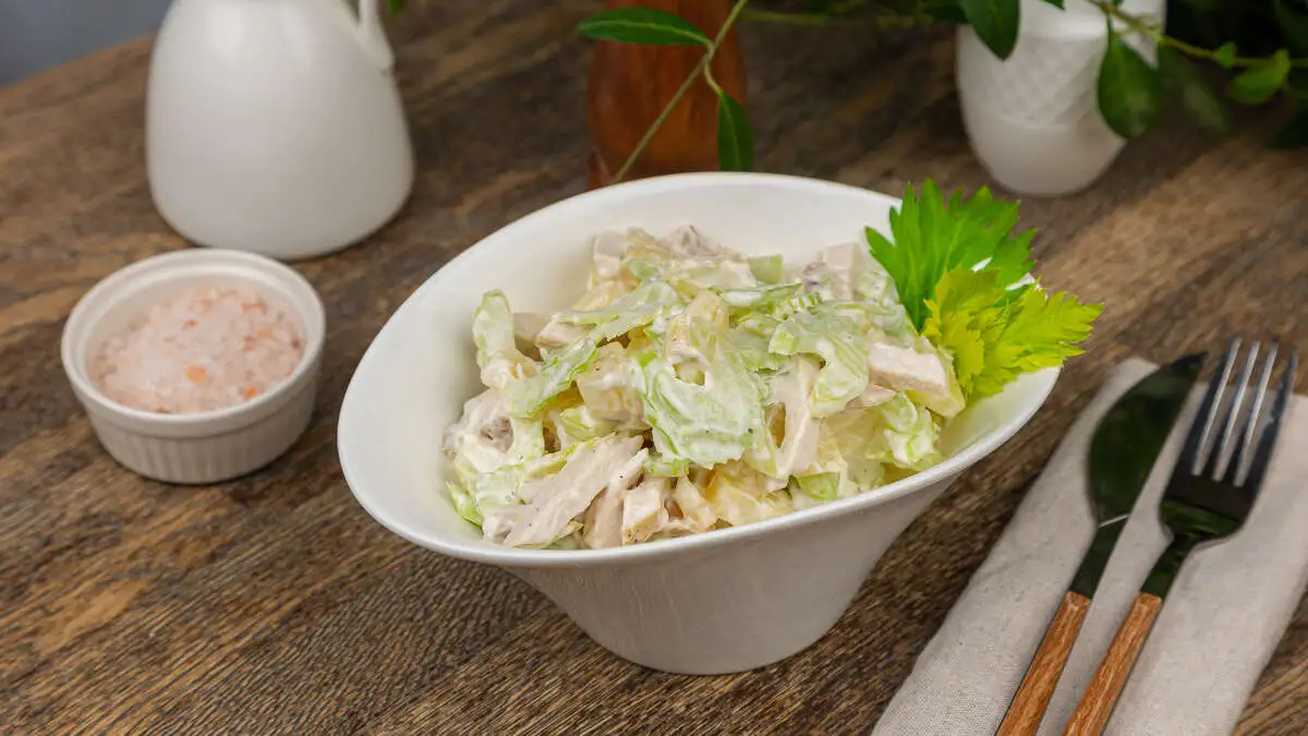 Салат с курицей и сельдереем 200г