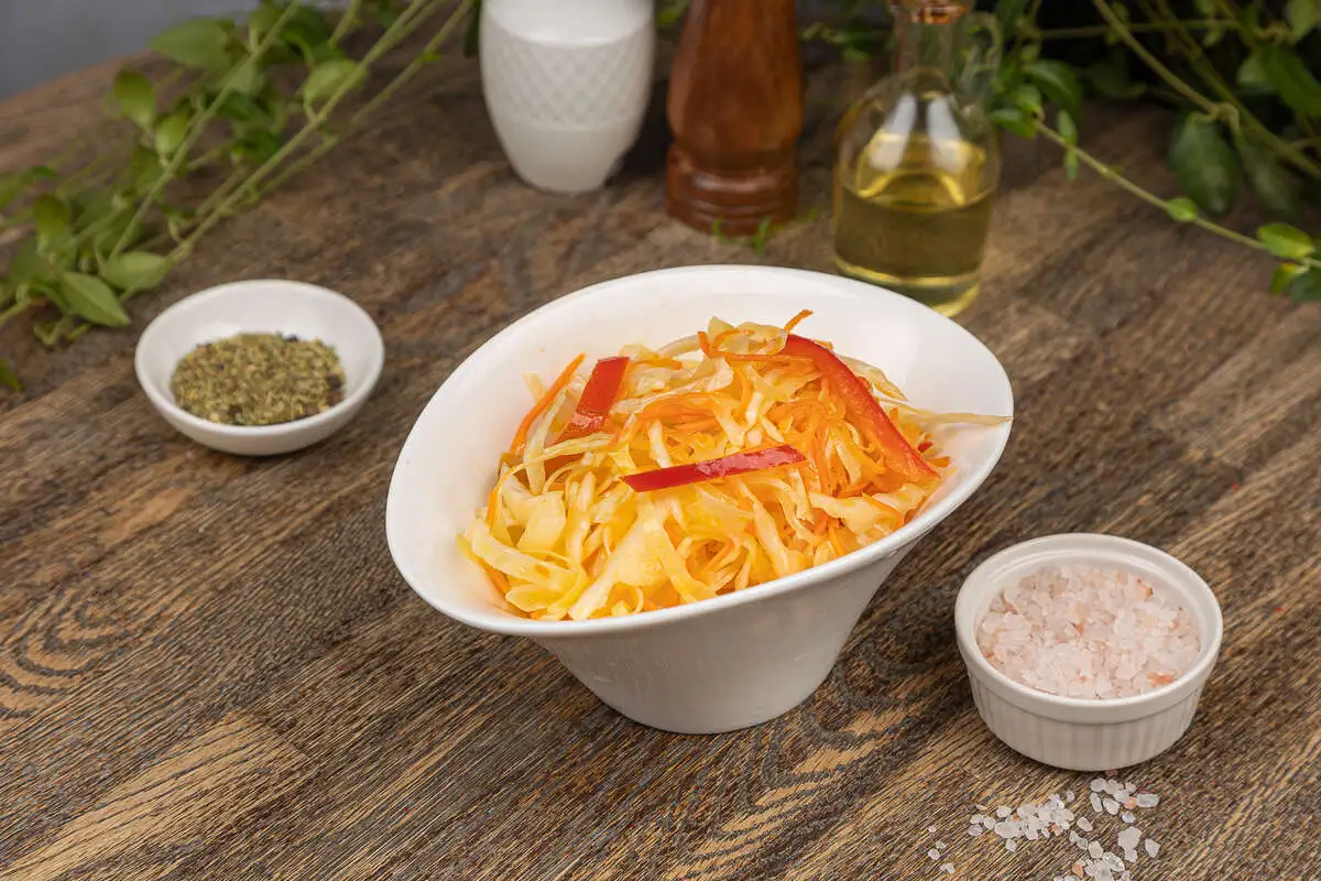 Салат из маринованной капусты с болгарским перцем200г