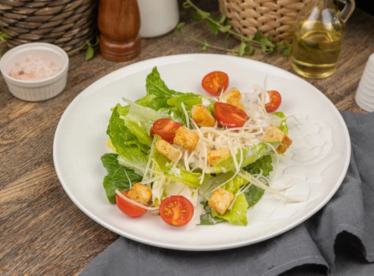  Салат Цезарь с курицей 200г