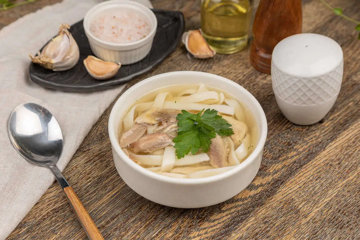 Бульон куриный с лапшой 1 порция