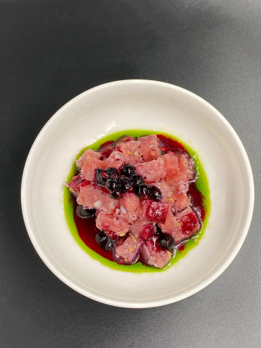 Тар-тар из тунца в смородиновом соусе