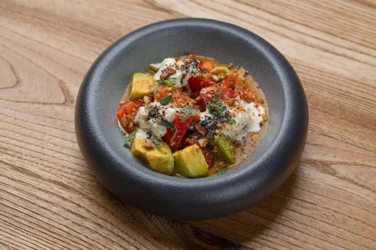 Помидоры, авокадо и страчателла 