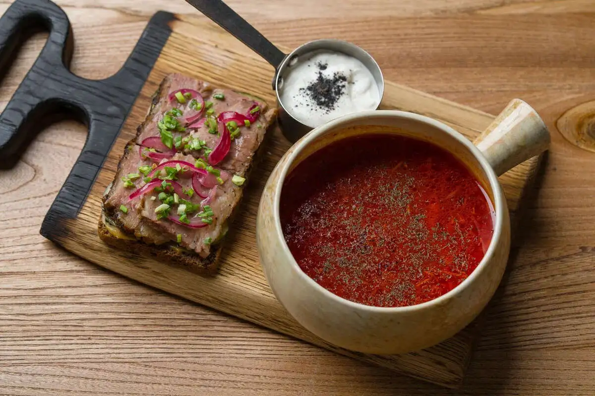 Борщ из печи с говяжьей грудинкой 