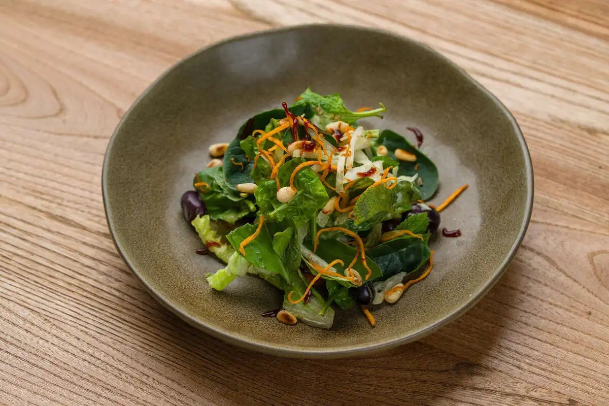 Салат из утки с бататом и вяленым виноградом 