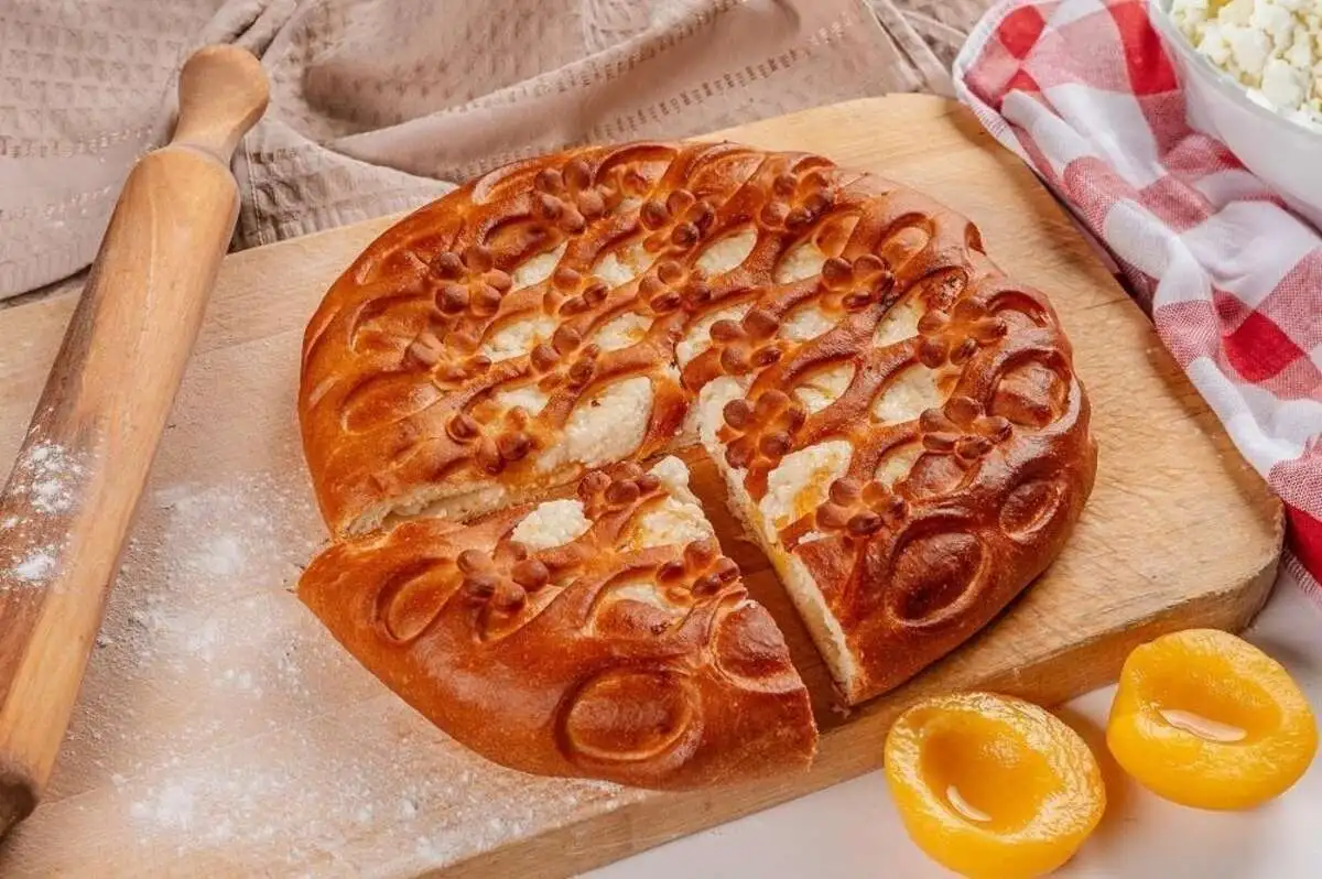 Пирог с творогом и курагой 