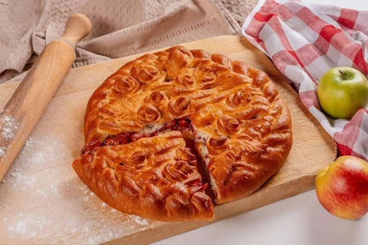 Пирог с яблоками и вишней