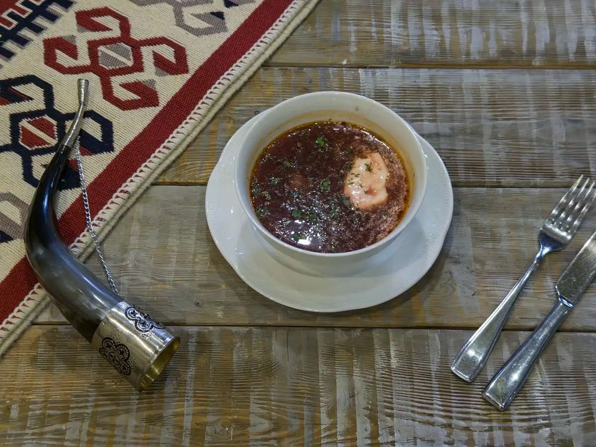 Борщ с говядиной и сметаной