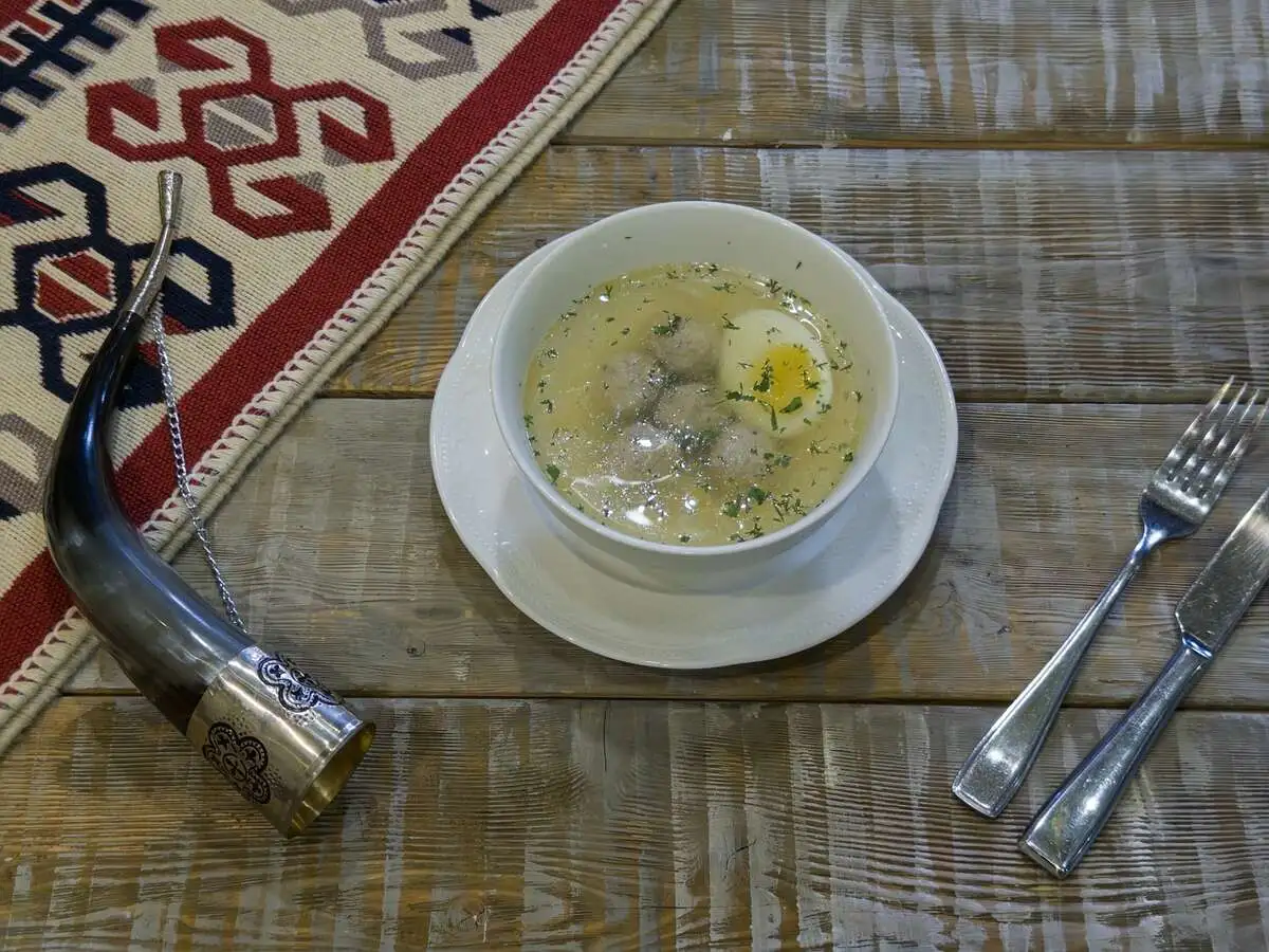 Куриный бульон с фрикадельками