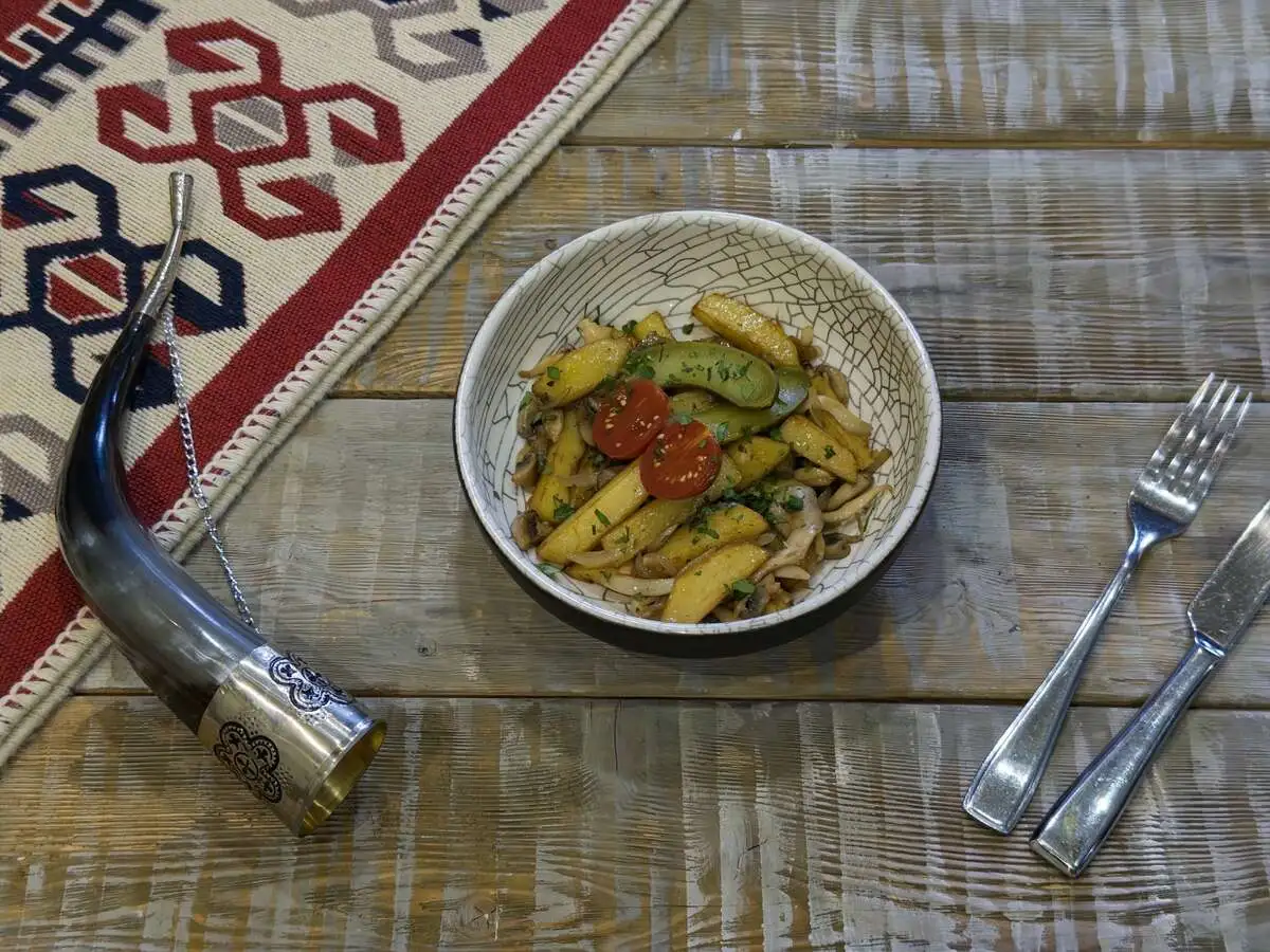 Картофель, обжаренный с грибами