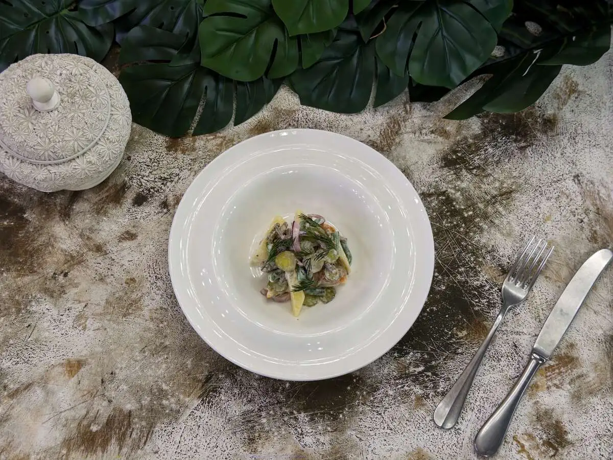 Салат с разварной говядиной