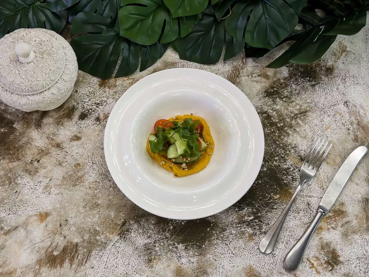 Салат из свежих овощей с хумусом