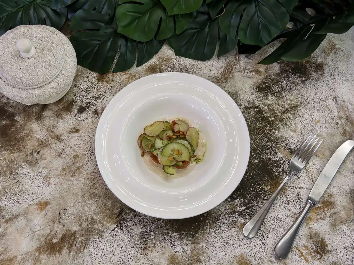 Салат с тоннато из тунца и свежими овощами в соусе песто