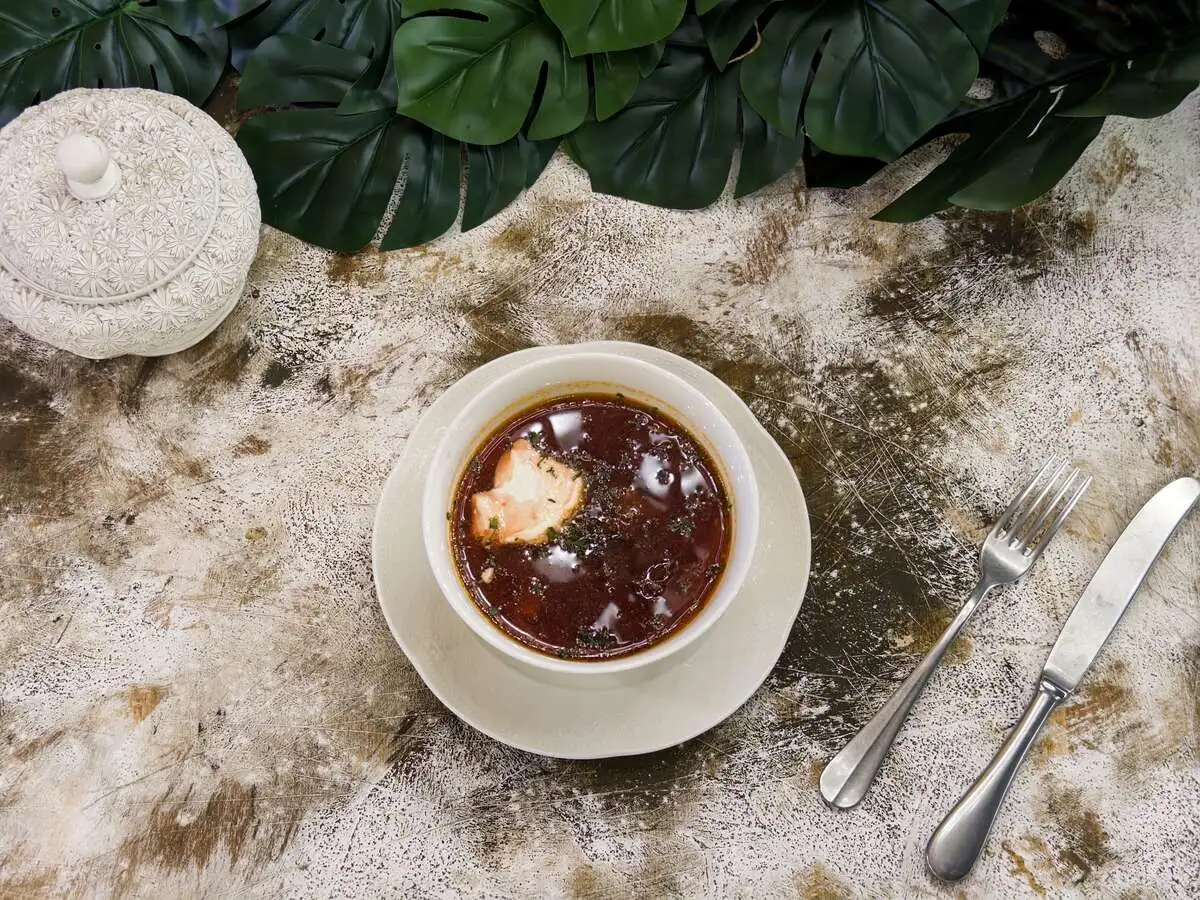 Борщ с говядиной и сметаной