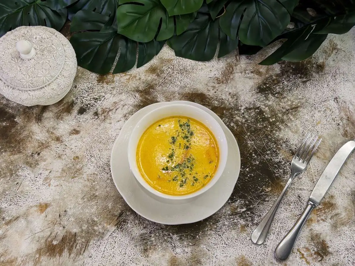 Сливочная уха с треской и вешенками