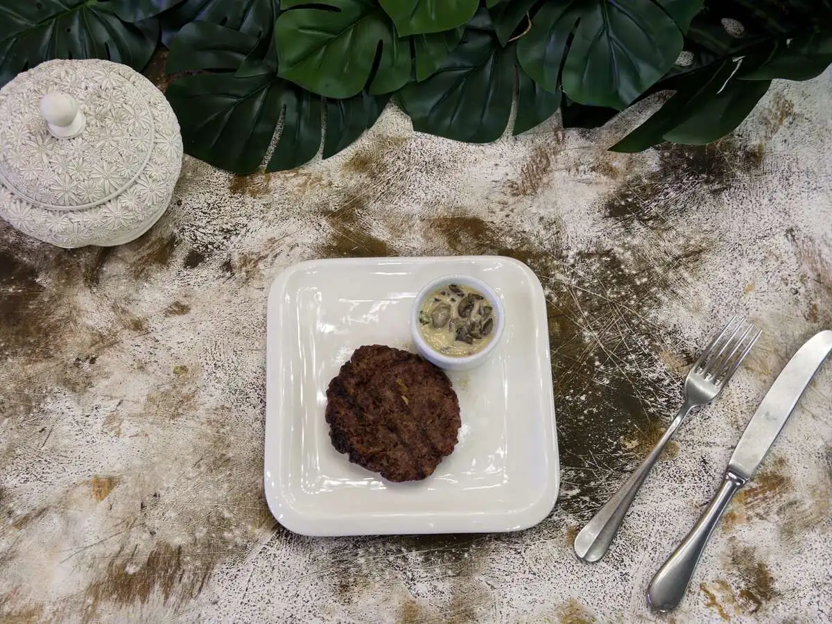 Котлета из мраморной говядины с грибным соусом