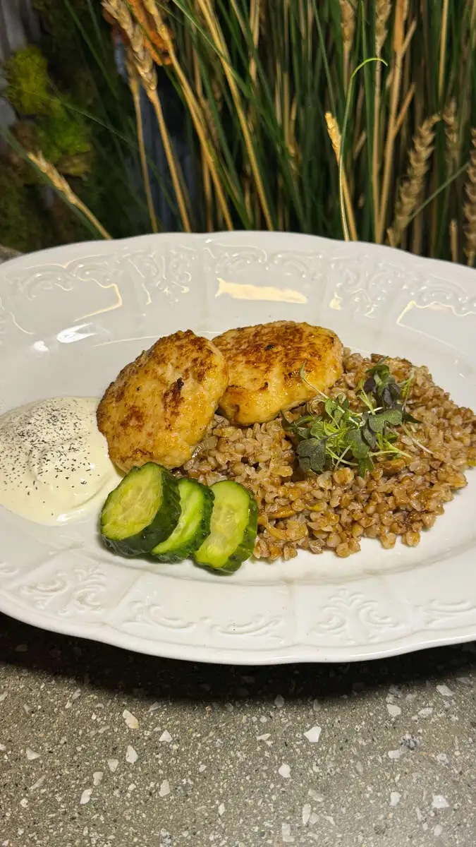 Котлетки из индейки с гречей и огурчиками бурбон 250гр