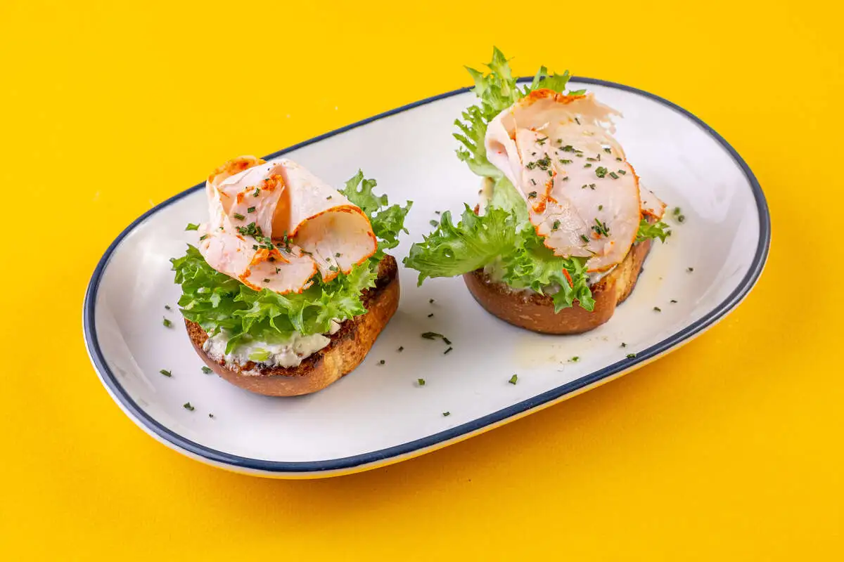 Брускетты с пастрами из индейки, трюфельным айоли и фрилисом