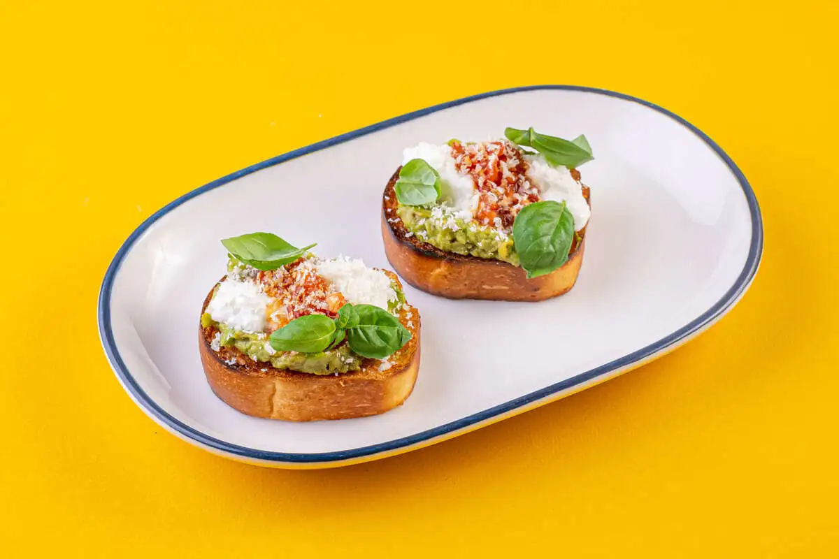 Брускетты с томатами, авокадо и страчателлой