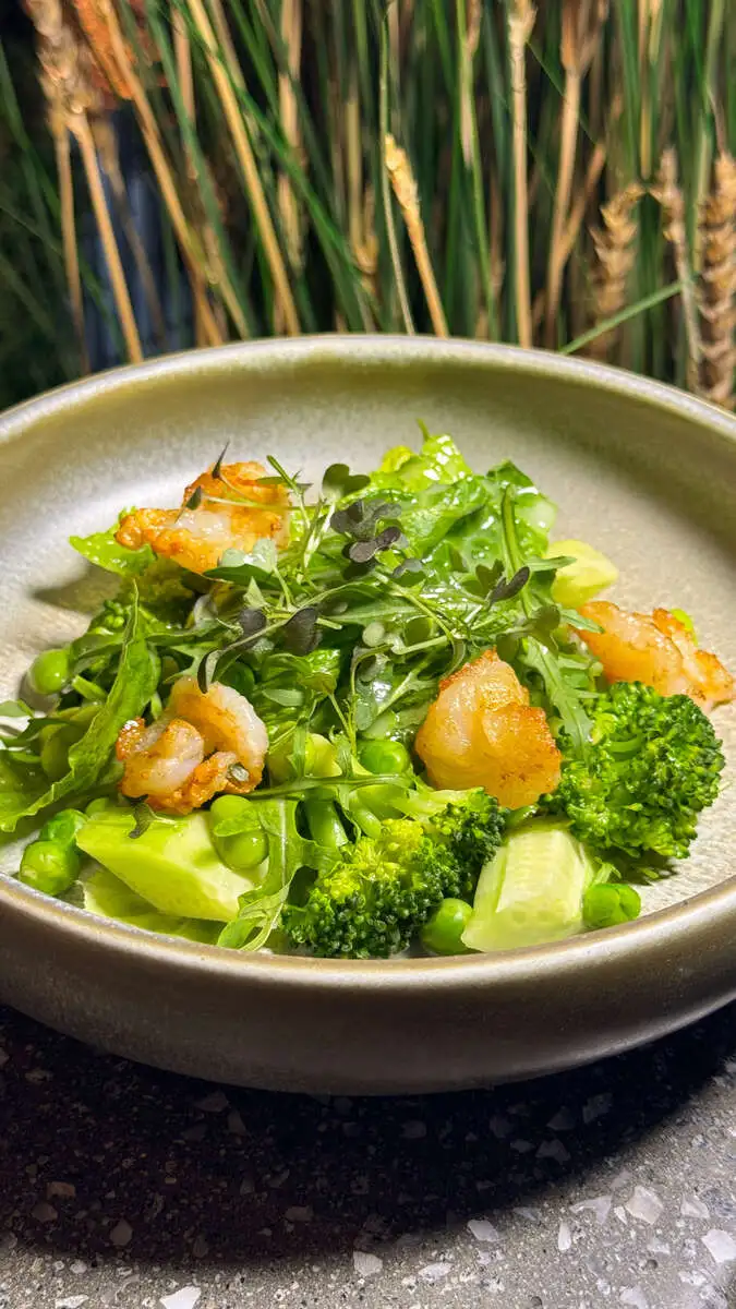 Зеленый салат с креветками и лимонным дрессингом 110гр.