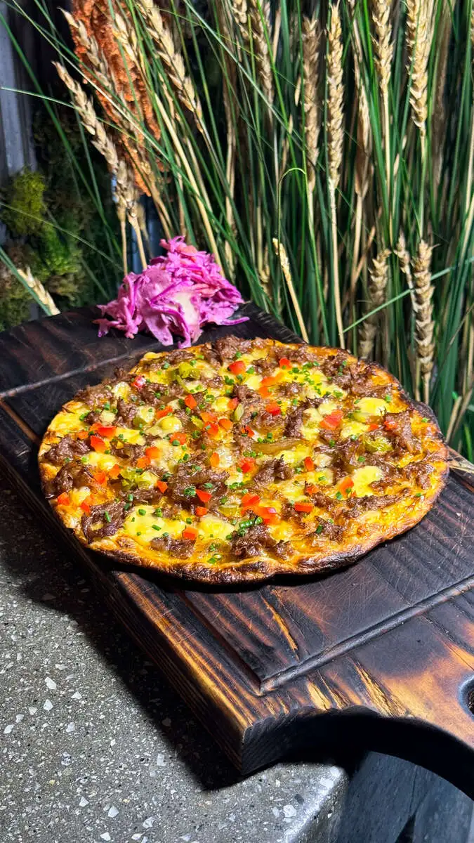 Роти с томлёным мясом и сыром чеддер 220гр