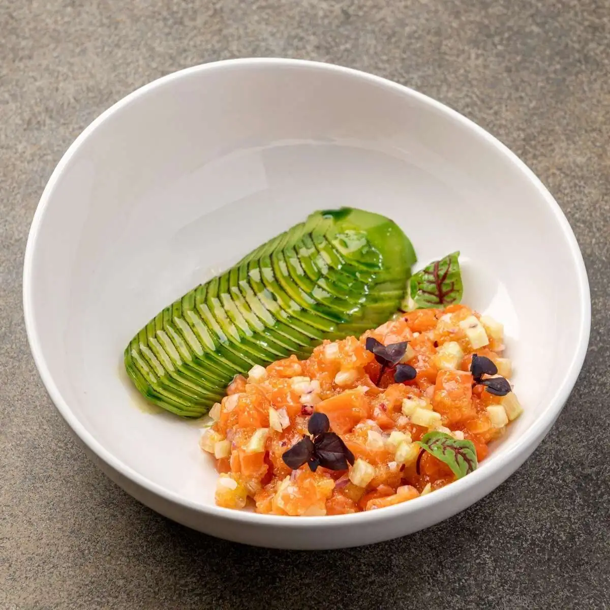 Тар тар из лосося со щучьей икрой и авакадо