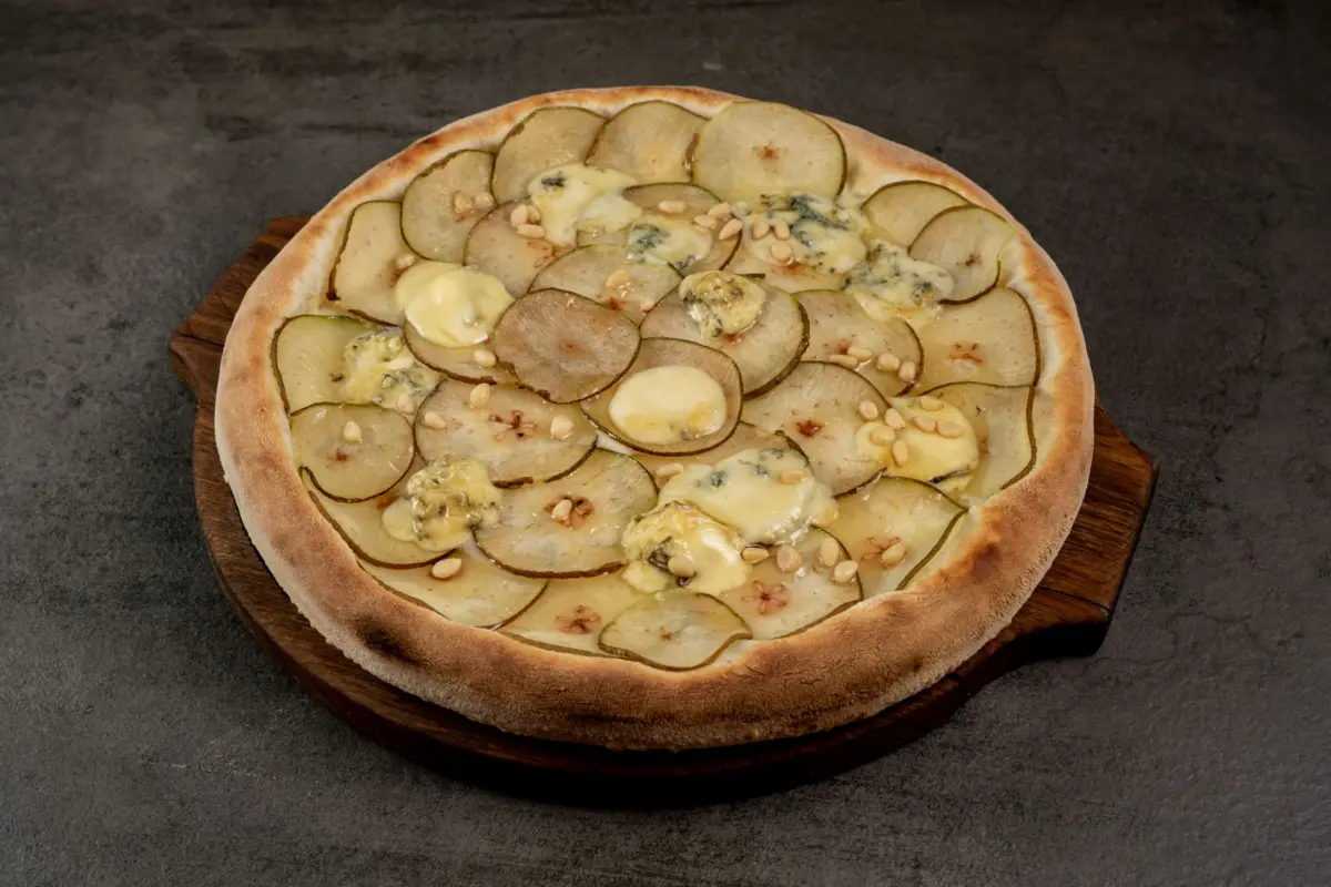 Пицца с грушей и дор блю 