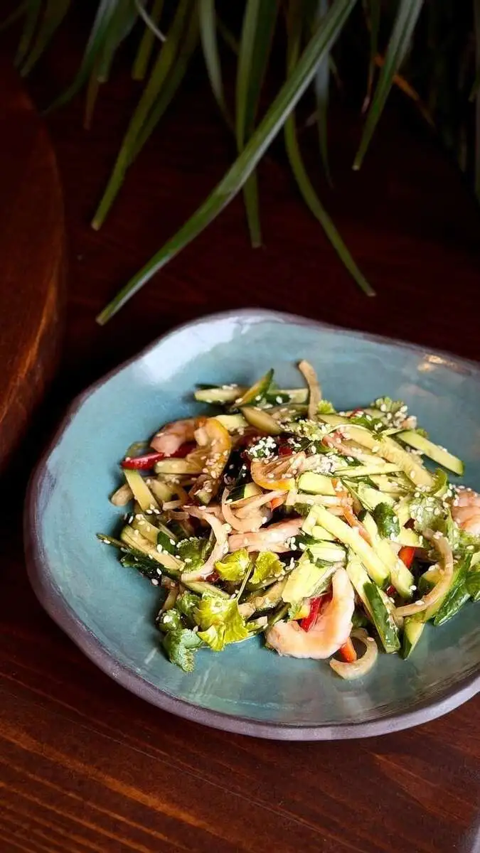 Салат с креветкой и битым огурцом