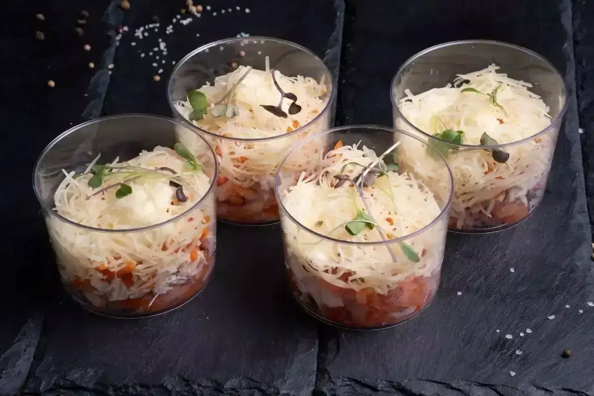 Мини-салат с куриной грудкой горячего копчения, томатами и морковью 4 шт.